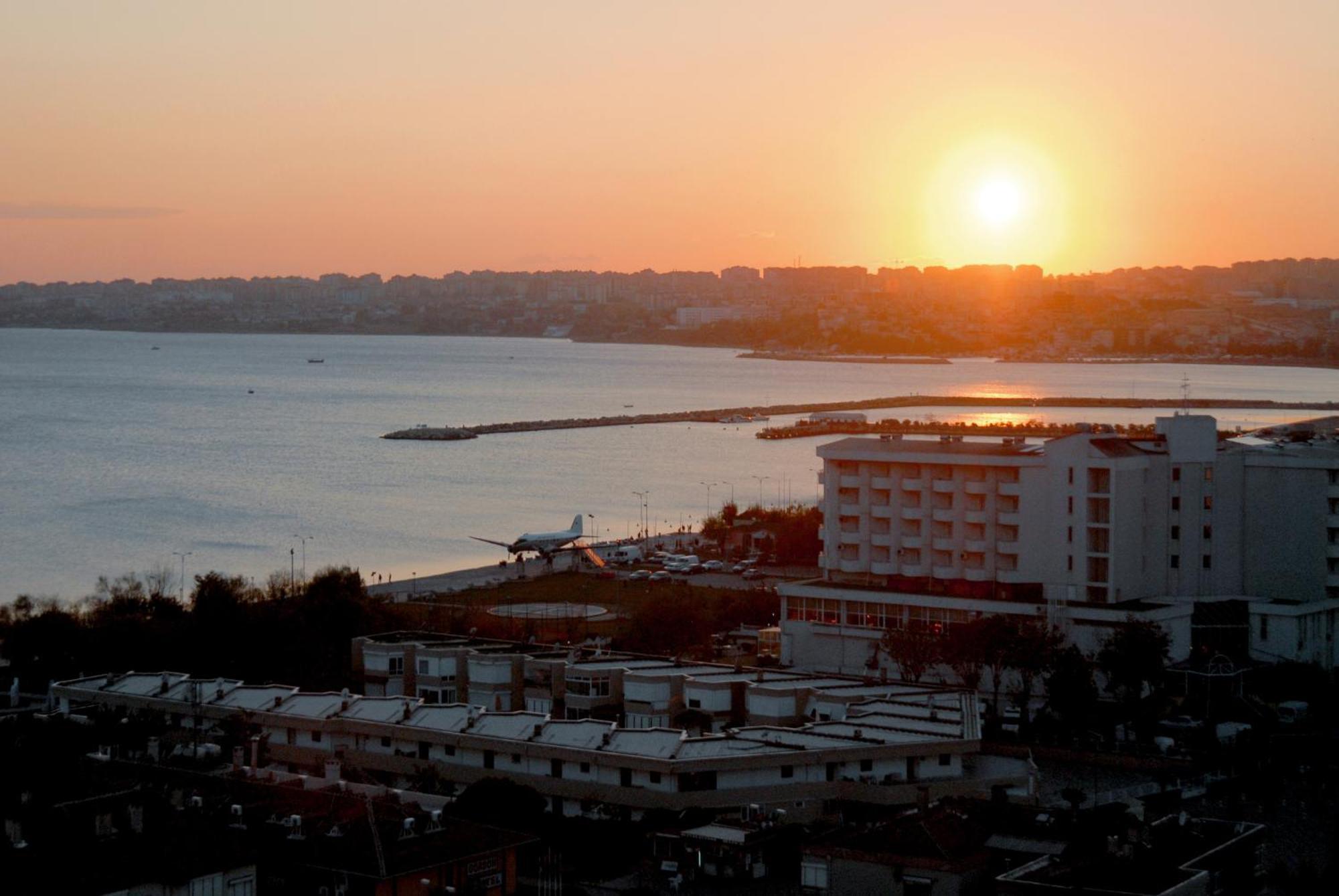 Eser Premium Hotel&Spa Büyükçekmece Exterior foto Sunset over the Gulf of Chania
