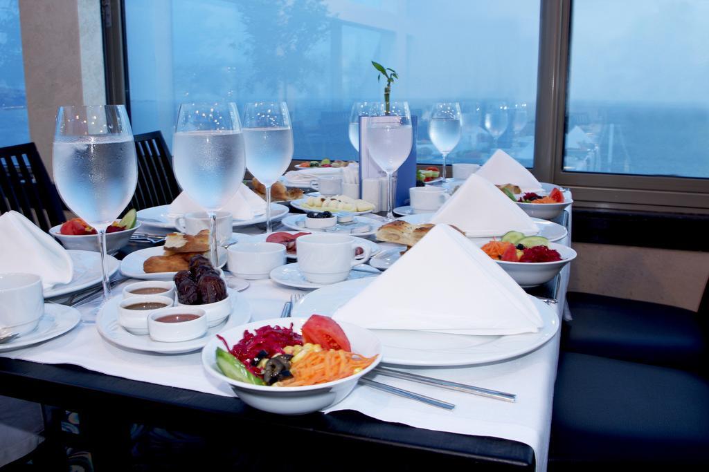 Eser Premium Hotel&Spa Büyükçekmece Exterior foto A table set for a meal