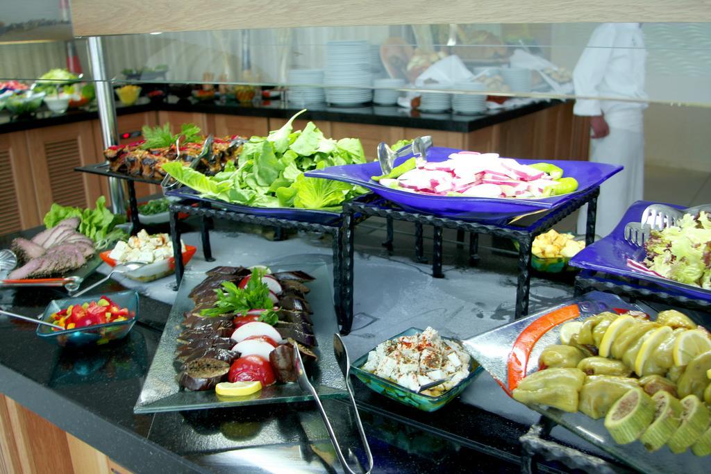 Eser Premium Hotel&Spa Büyükçekmece Exterior foto A salad bar