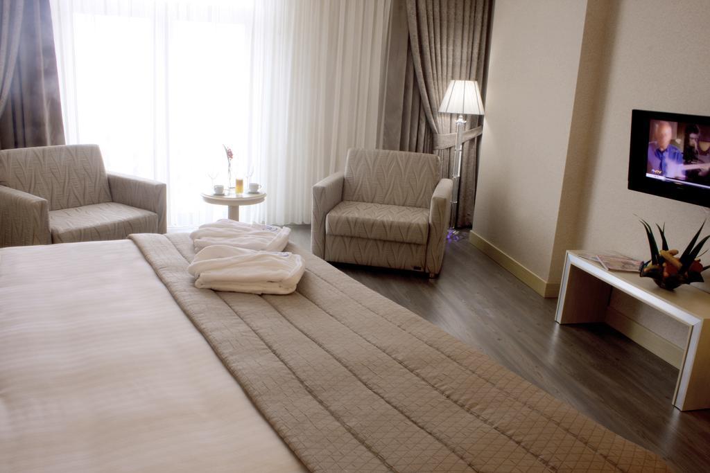 Eser Premium Hotel&Spa Büyükçekmece Exterior foto A room at the hotel