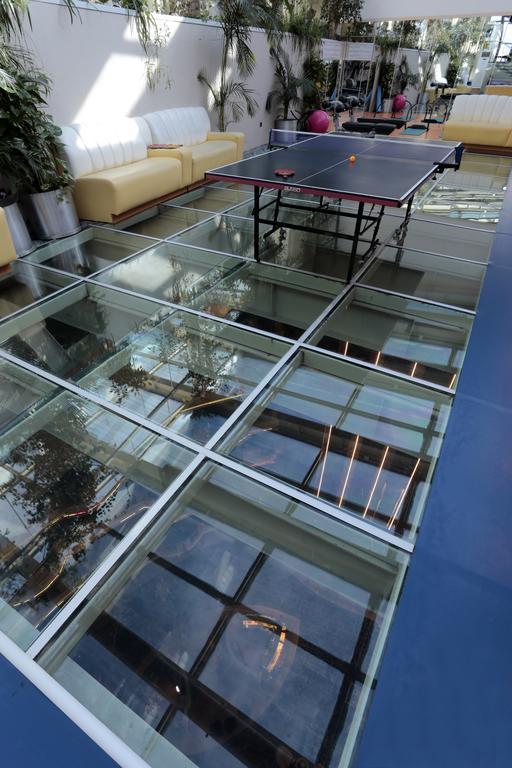 Eser Premium Hotel&Spa Büyükçekmece Exterior foto A glass floor
