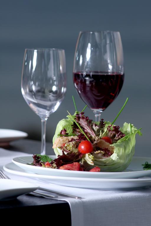 Eser Premium Hotel&Spa Büyükçekmece Exterior foto A salad and wine