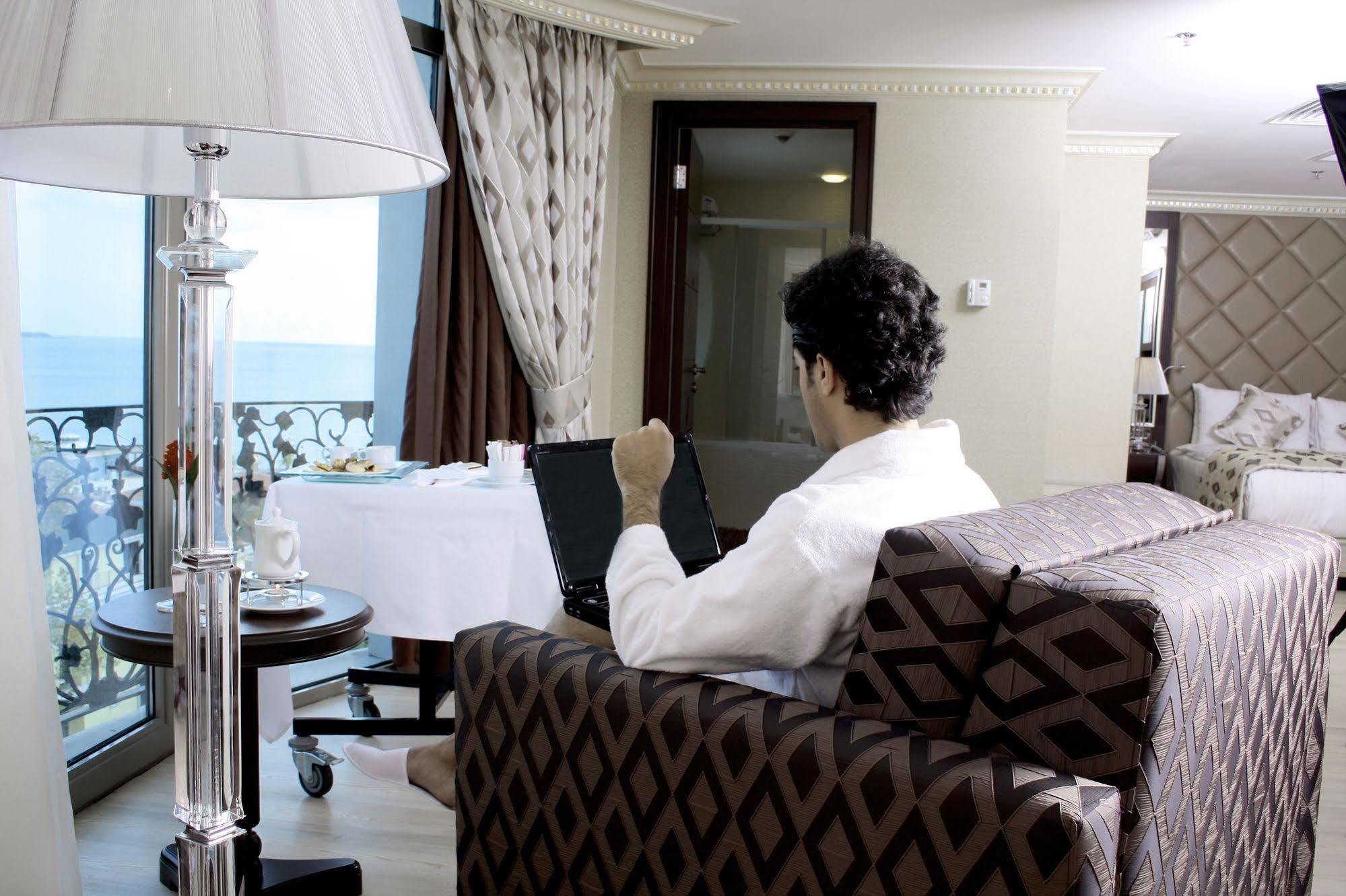 Eser Premium Hotel&Spa Büyükçekmece Exterior foto A guest using the hotel's Wi-Fi service