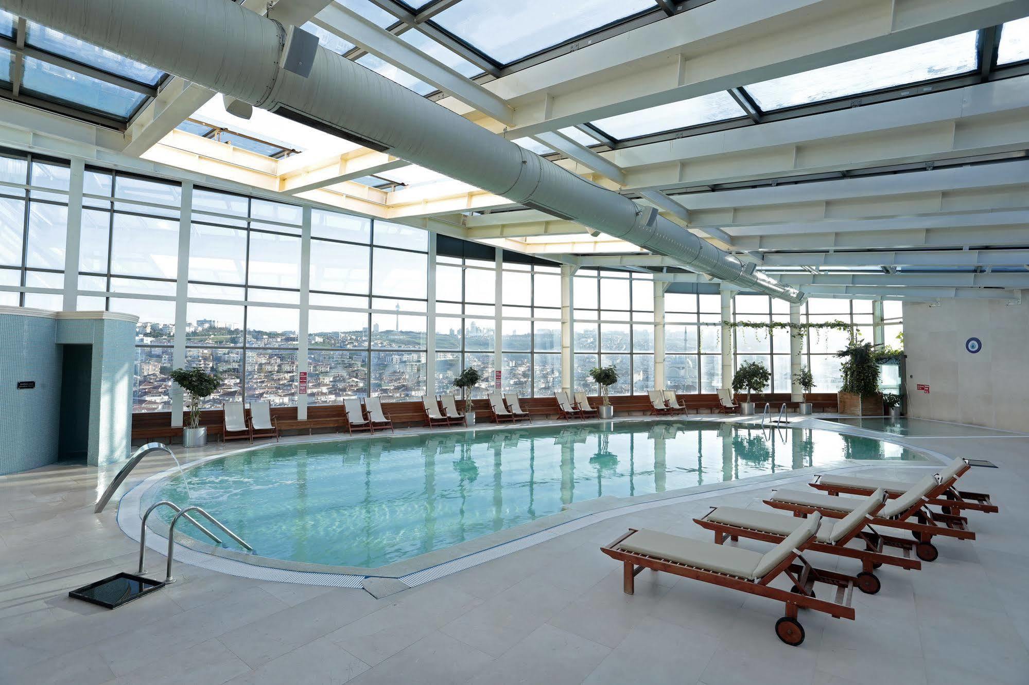 Eser Premium Hotel&Spa Büyükçekmece Exterior foto The pool at the Westin Palace, Brussels